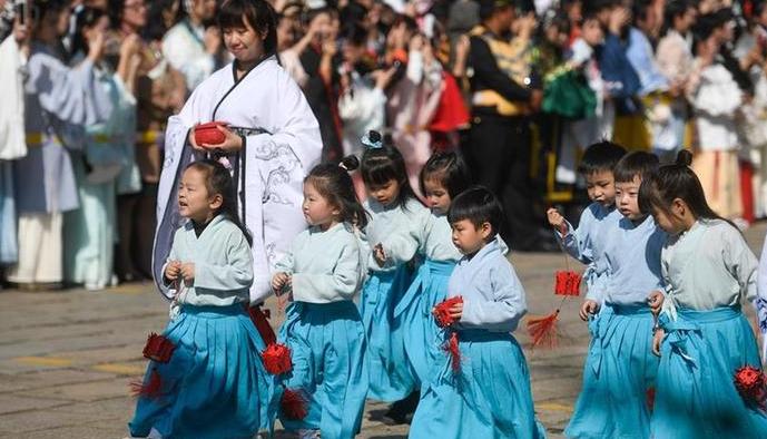 （社會）（1）江南古鎮上演中國傳統服飾“秀”