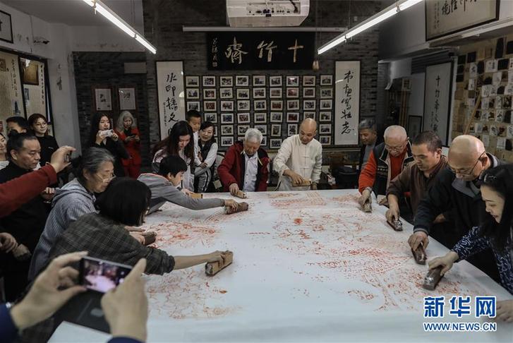 (文化)(7)非遺傳承——杭州十竹齋木版水印傳承人刊印巨幅作品