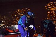 （重慶公交車墜江事故·圖文互動）（1）夜幕降臨，重慶萬州公交客車墜江事故救援工作仍在進行中