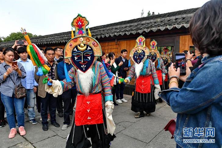 （圖文互動）（1）一鼓一鈸十八人 珠峰藏戲沉浸水鄉(xiāng)烏鎮(zhèn)