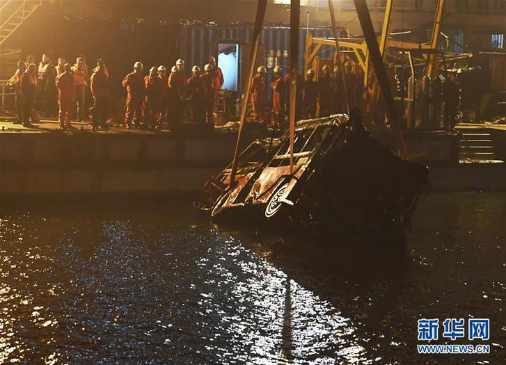 （圖文互動·重慶公交車墜江事故）（3）重慶萬州公交車墜江事故找到13名遇難者遺體