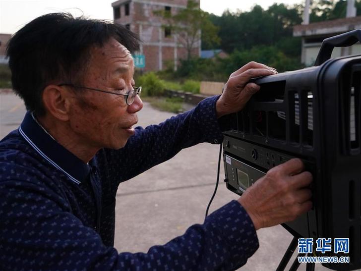 (圖片故事)(1)一名鄉村電影放映員的“光影世界”