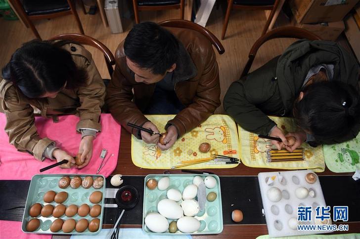 (社會(huì))(1)民間藝人楊星國(guó):讓蛋殼“起舞”