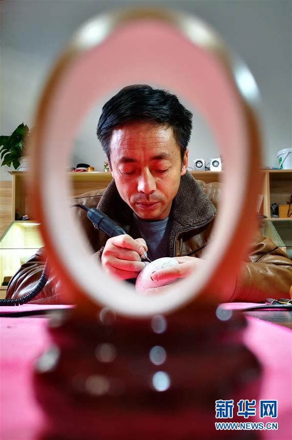 (社會(huì))(3)民間藝人楊星國(guó):讓蛋殼“起舞”