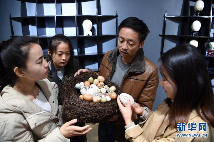 (社會(huì))(5)民間藝人楊星國(guó):讓蛋殼“起舞”