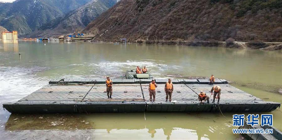 （圖文互動）（3）金沙江堰塞湖水位仍在上漲　施工人員實施泄流槽開挖作業
