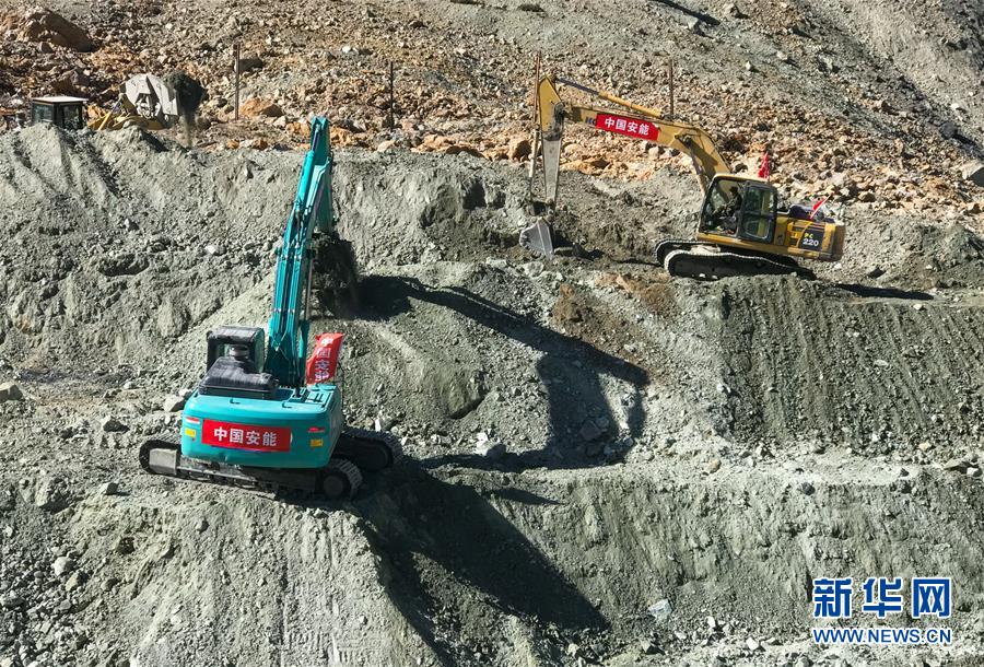 （圖文互動）（5）金沙江堰塞湖水位仍在上漲　施工人員實施泄流槽開挖作業