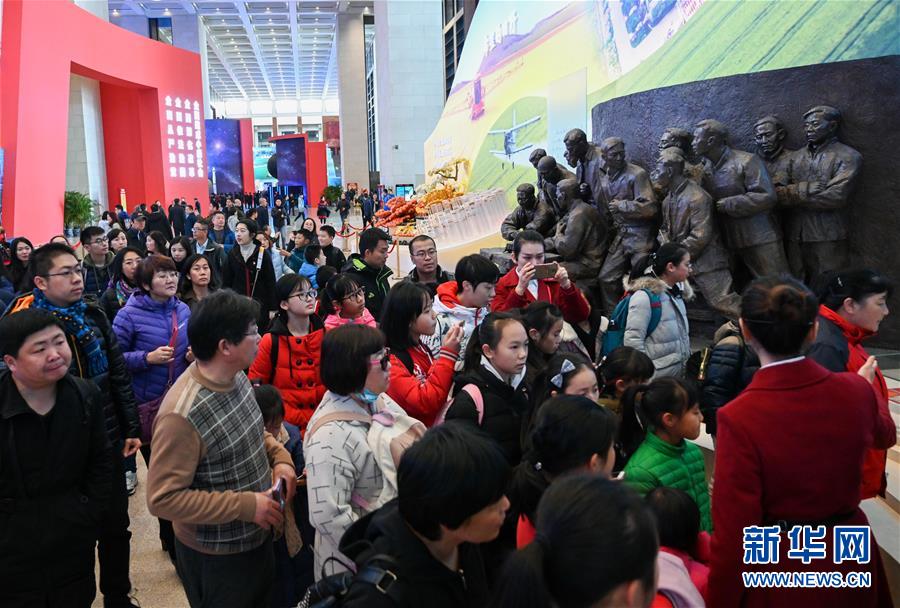 (社會)(4)“偉大的變革——慶祝改革開放40周年大型展覽”吸引眾多參觀者