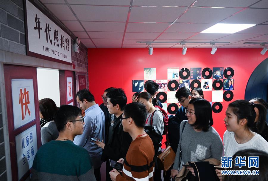 (社會)(5)“偉大的變革——慶祝改革開放40周年大型展覽”吸引眾多參觀者