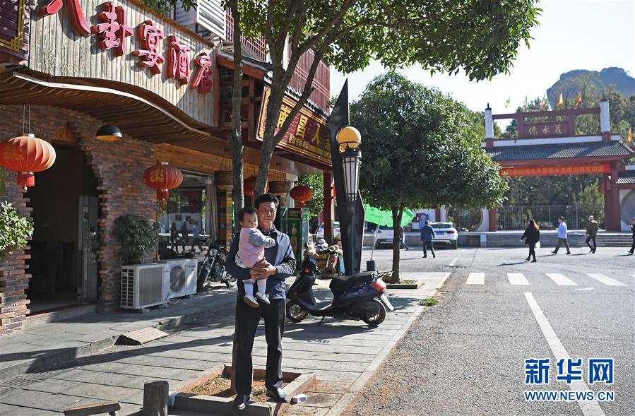 (圖片故事)(11)一蓑煙雨30年——龍虎山船工老舒的幸福生活