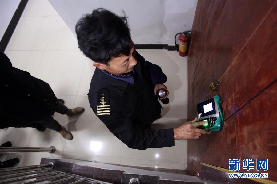 (圖片故事)(13)一蓑煙雨30年——龍虎山船工老舒的幸福生活