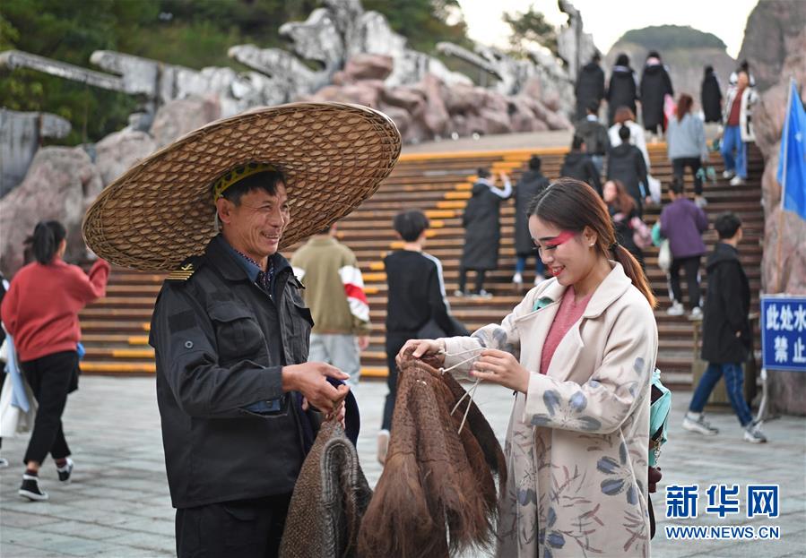(圖片故事)(14)一蓑煙雨30年——龍虎山船工老舒的幸福生活