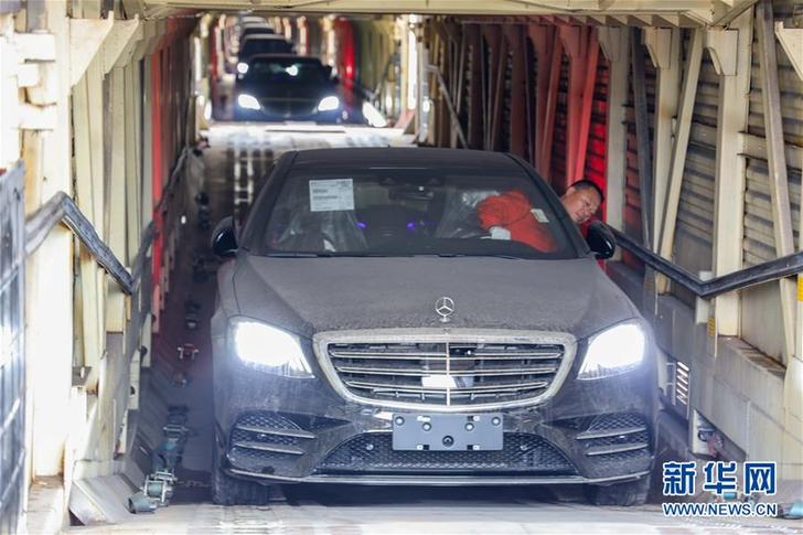 （經(jīng)濟(jì)）（2）首趟中歐班列商品車專用車運(yùn)輸國(guó)際班列在渝順利通關(guān)