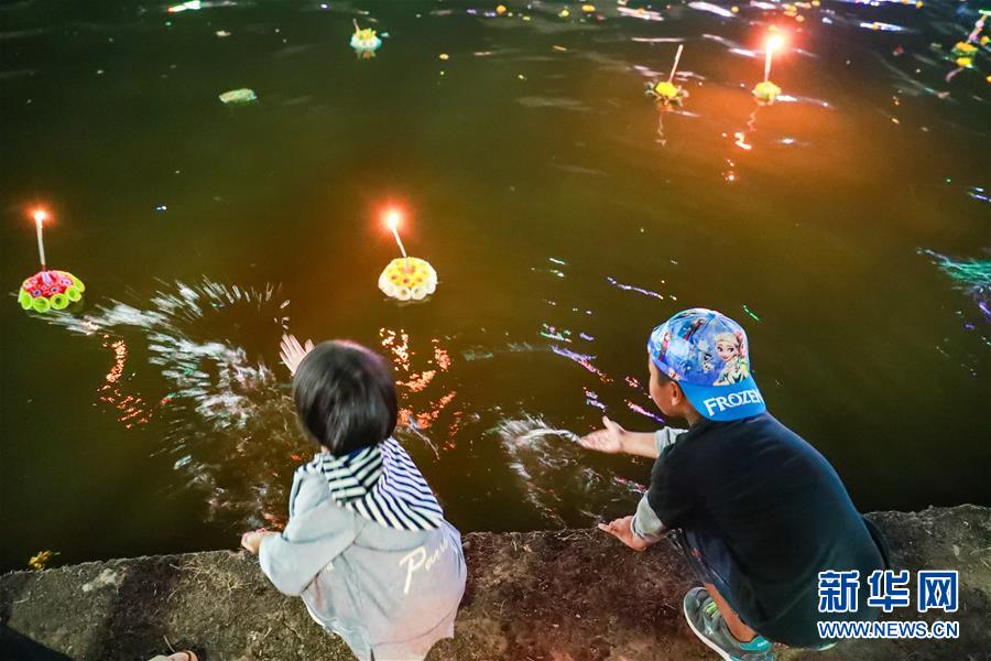（國(guó)際）泰國(guó)民眾慶祝水燈節(jié)