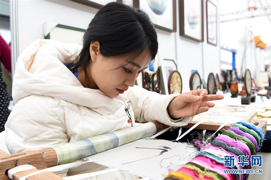 （社會）（3）重慶舉辦首屆“巴渝巧姐”手工作品展