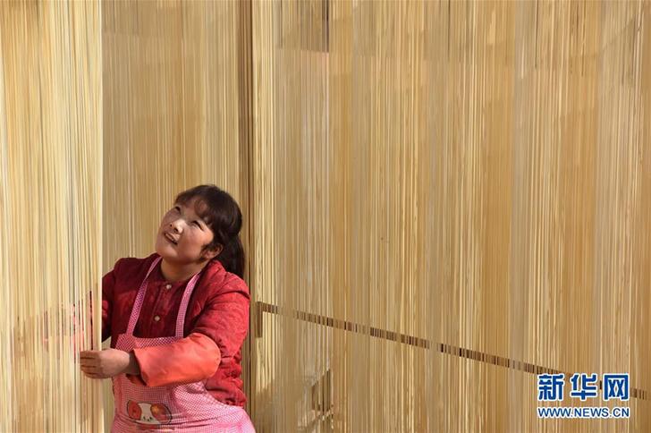 （社會(huì)）（1）陜西鳳翔：手工掛面加工忙