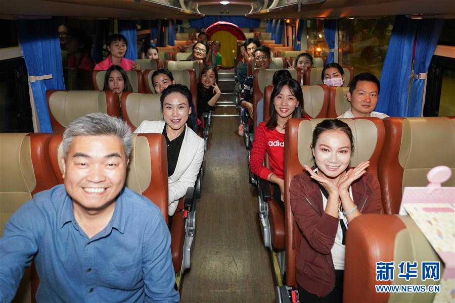 （在習(xí)近平新時(shí)代中國(guó)特色社會(huì)主義思想指引下·慶祝改革開放40周年·共享發(fā)展·圖片故事）（6）從幼兒園醫(yī)生到藝術(shù)團(tuán)舞者——外來工廖鴻慧在中山幸福忙碌的生活