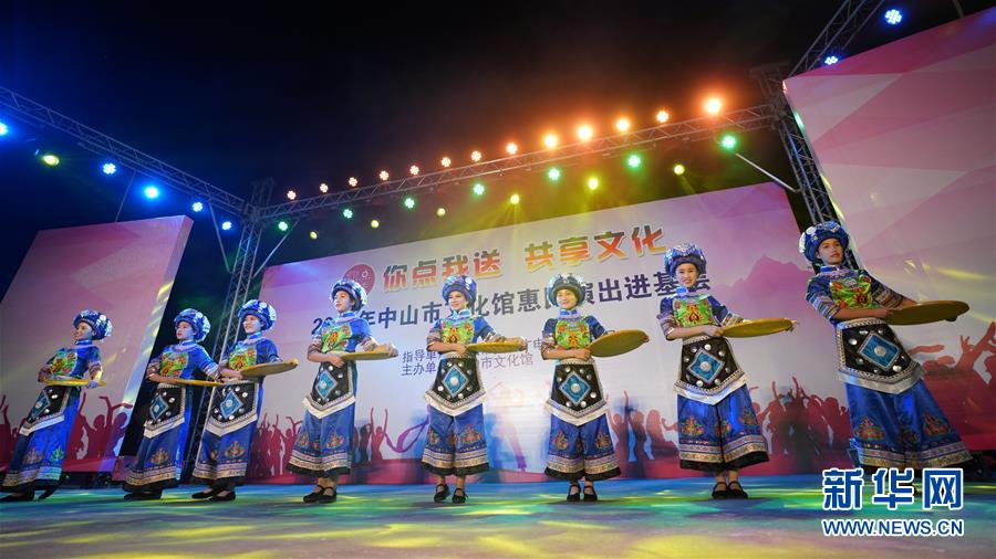 （在習(xí)近平新時(shí)代中國(guó)特色社會(huì)主義思想指引下·慶祝改革開放40周年·共享發(fā)展·圖片故事）（10）從幼兒園醫(yī)生到藝術(shù)團(tuán)舞者——外來工廖鴻慧在中山幸福忙碌的生活