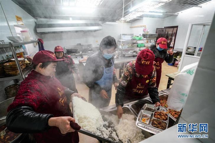 (圖片故事)(2)“愛心食堂”暖人心