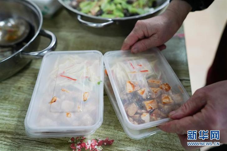 (圖片故事)(5)“愛心食堂”暖人心