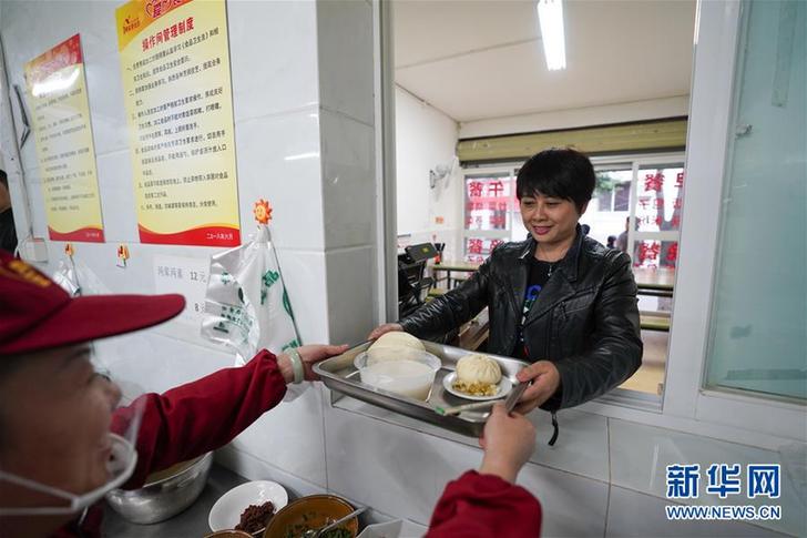 (圖片故事)(6)“愛心食堂”暖人心