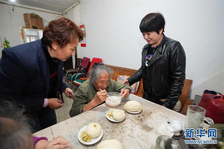 (圖片故事)(7)“愛心食堂”暖人心