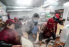 （圖片故事）（2）“愛心食堂”暖人心