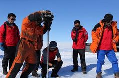（“雪龍”探南極·圖文互動）中國科考隊在南極冰蓋發現藍冰機場選址區