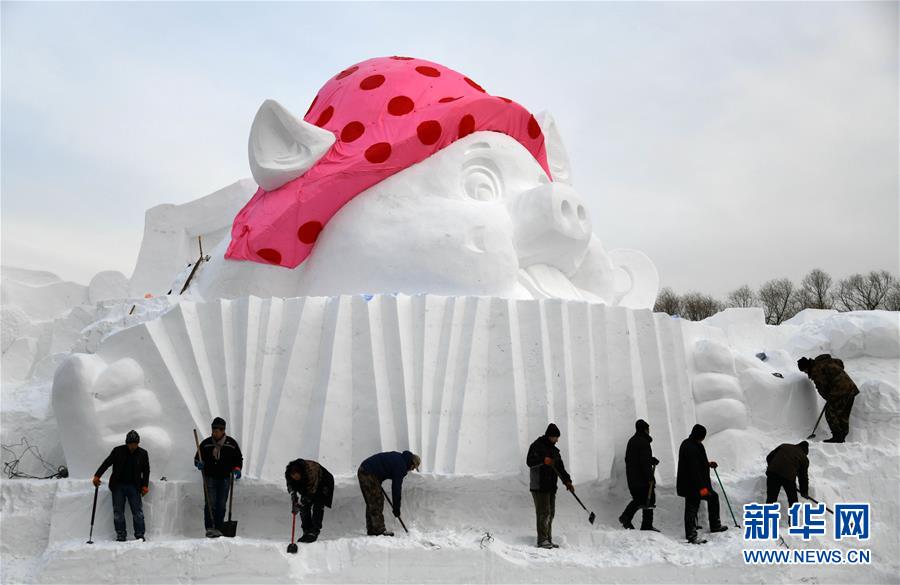 （社會）（3）12米高“小豬”亮相雪博會