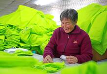（社會）（1）河北內丘：“扶貧微車間”拓寬增收路