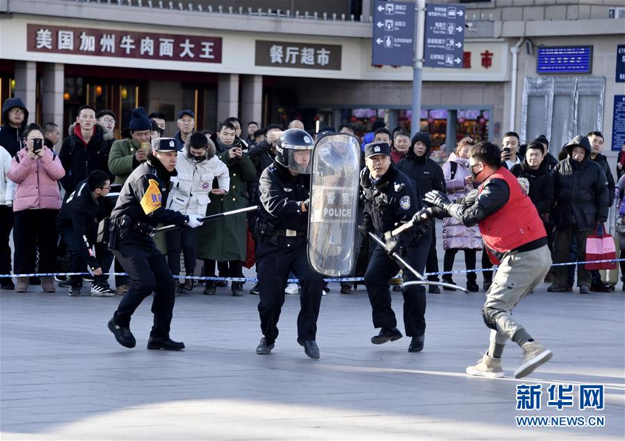 （社會）（3）北京鐵路公安系統(tǒng)舉行春運安保演習(xí)