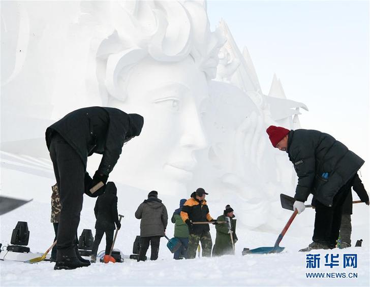 （社會(huì)）（2）哈爾濱：雪博會(huì)大型主塑《星河之旅》落成迎客