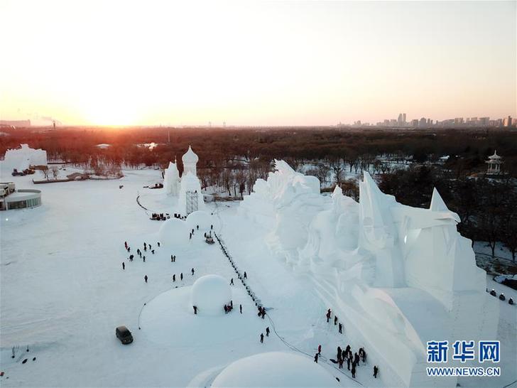 （社會(huì)）（5）哈爾濱：雪博會(huì)大型主塑《星河之旅》落成迎客