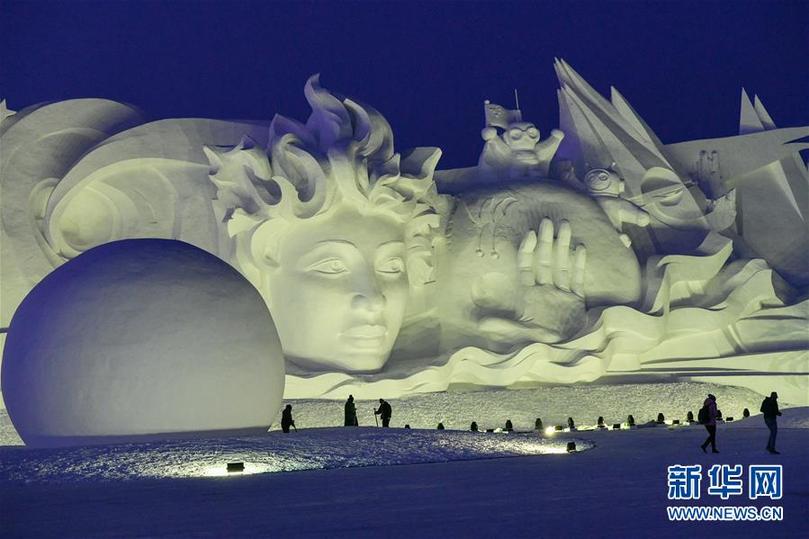 （社會(huì)）（4）哈爾濱：雪博會(huì)大型主塑《星河之旅》落成迎客