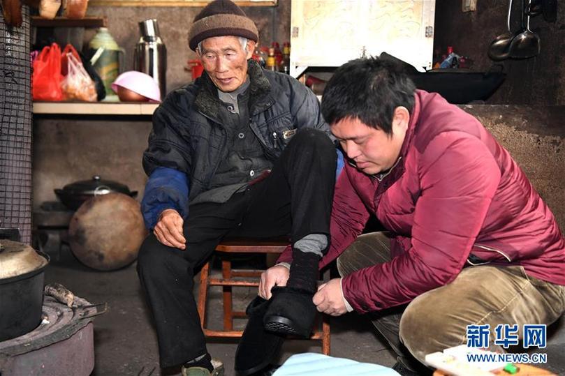 （圖文互動）（1）五個民族一戶家庭的新年“油頭”