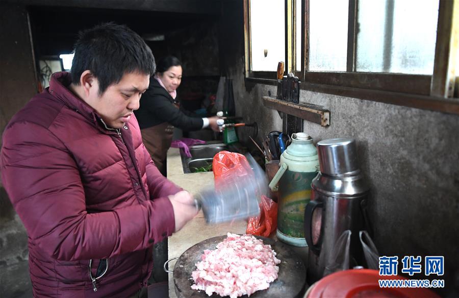 （圖文互動(dòng)）（5）五個(gè)民族一戶(hù)家庭的新年“油頭”