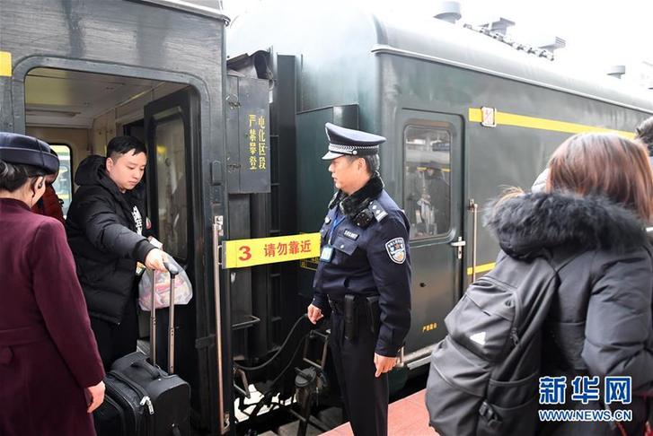 （社會(huì)）（3）中越國(guó)際客運(yùn)列車十年的平安守護(hù)