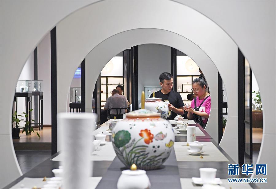 (新華全媒頭條·圖文互動(dòng))(5)千年窯火中的“復(fù)興密碼”——景德鎮(zhèn)新觀察
