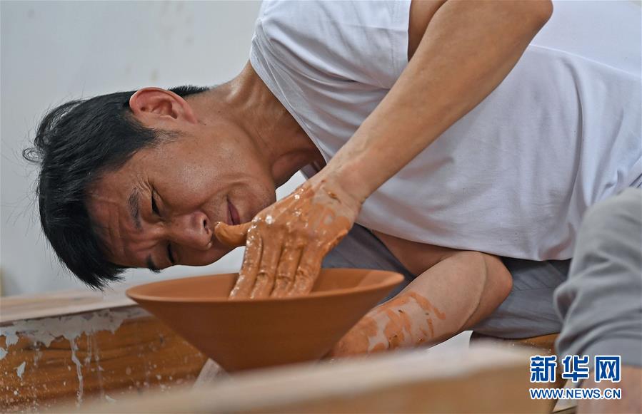 (新華全媒頭條·圖文互動(dòng))(10)千年窯火中的“復(fù)興密碼”——景德鎮(zhèn)新觀察
