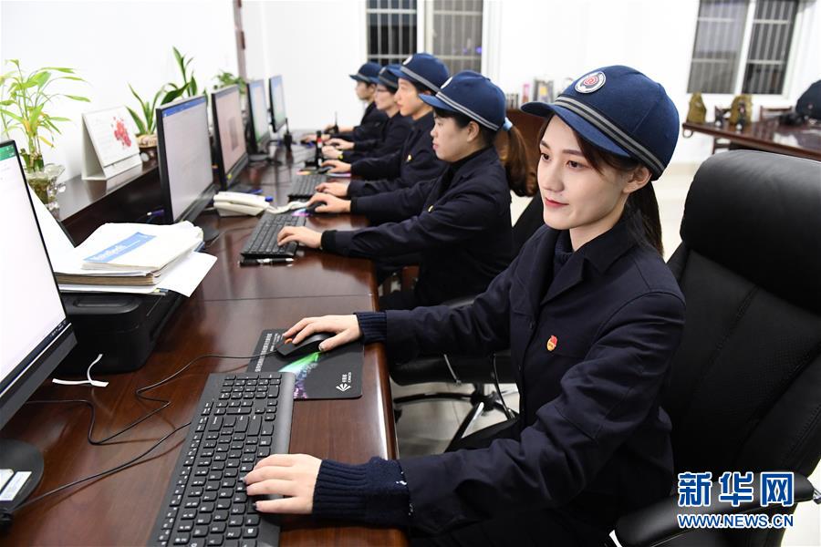 (圖片故事)(7)深夜守護動車“健康”的“女護士”
