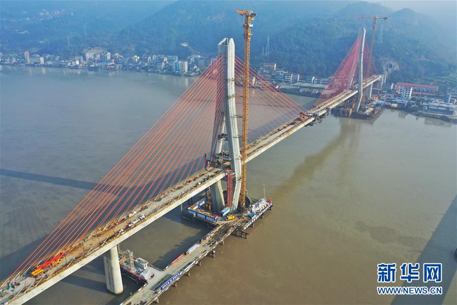 （經濟）（1）浙江樂清灣港區鐵路甌江特大橋即將合龍