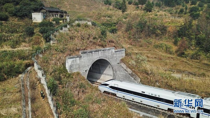 （圖片故事）（1）住在春運(yùn)線路上的“平安”夫妻檔