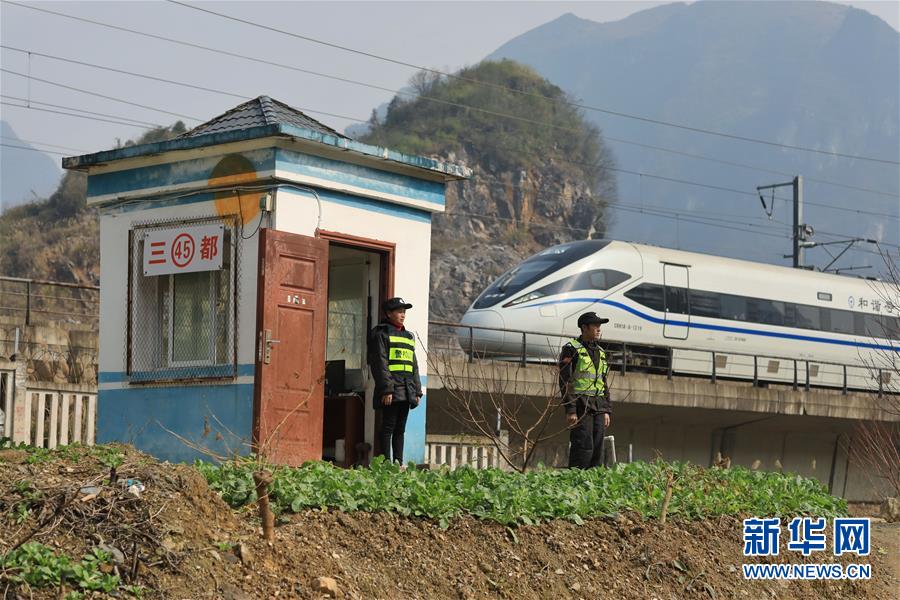 (圖片故事)(2)住在春運線路上的“平安”夫妻檔