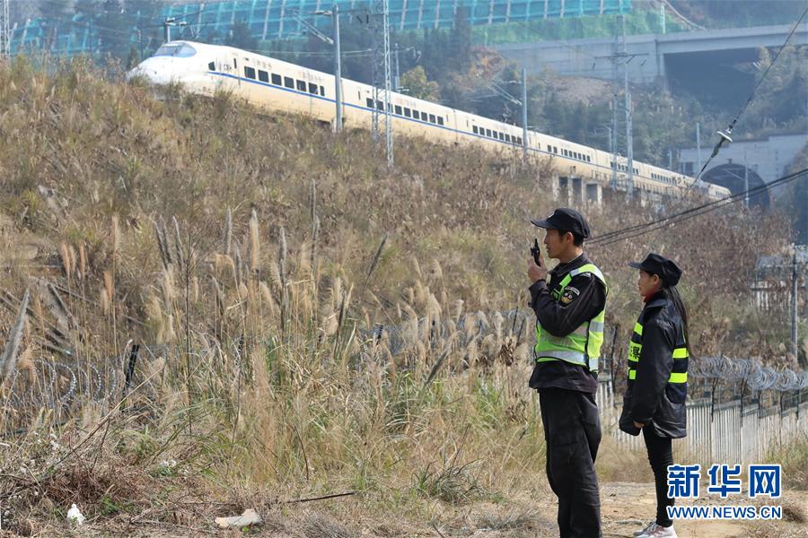 (圖片故事)(4)住在春運線路上的“平安”夫妻檔