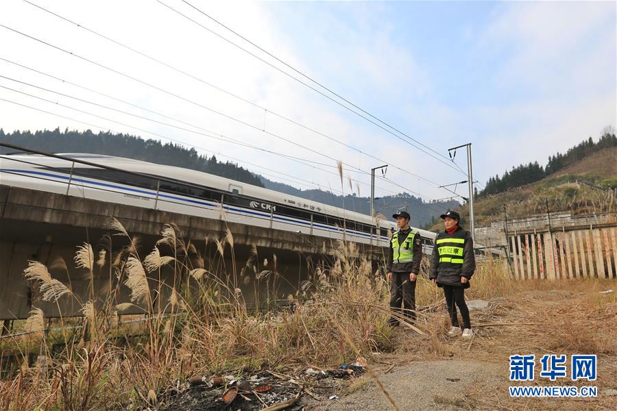 (圖片故事)(5)住在春運線路上的“平安”夫妻檔