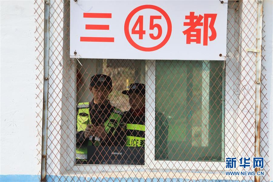 (圖片故事)(6)住在春運線路上的“平安”夫妻檔