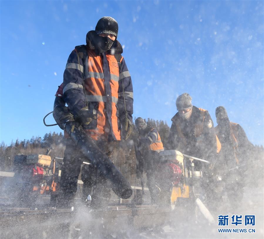 (關注春運)(4)風雪鐵路人 堅守保春運