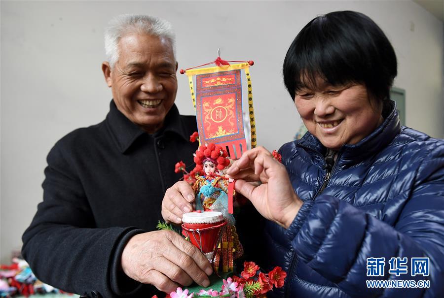 （圖片故事）（1）陜西老藝人制作微縮社火傳承古老民俗