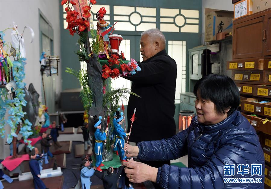 (圖片故事)(2)陜西老藝人制作微縮社火傳承古老民俗