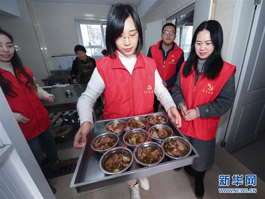 （新春走基層）（4）愛心志愿者送福到鄉(xiāng)村敬老院